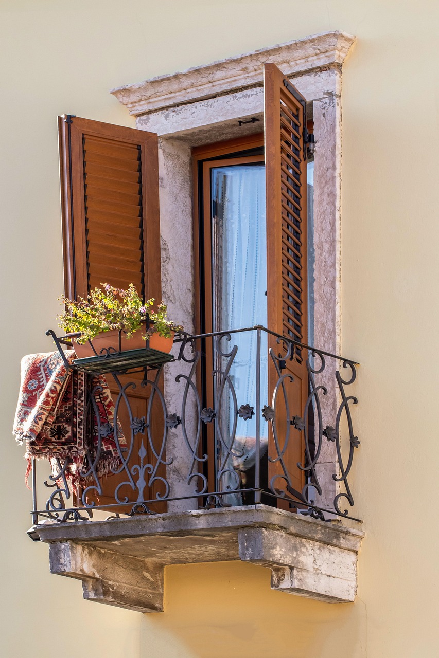 entdecken sie die besten pflanzen f&uuml;r ihren balkon &ndash; pflegeleicht, dekorativ und perfekt f&uuml;r kleine au&szlig;enbereiche.